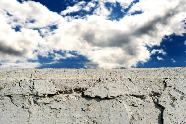 White Brick Wall with Cloudy Blue Sky — Stock Photo, Image