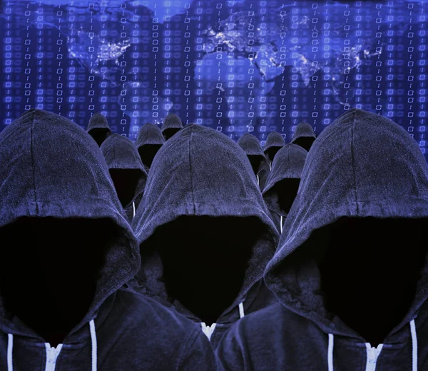 Компьютерные хакеры в капюшоне с глобальной картой Интернета и двоичным кодом — стоковое фото