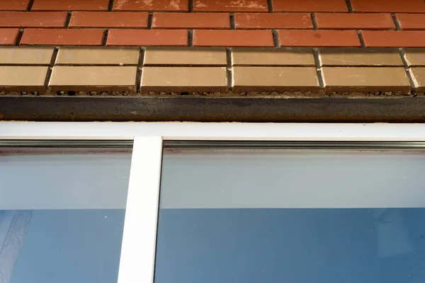 Pencere çerçevesi ve metal Plinth — Stok fotoğraf