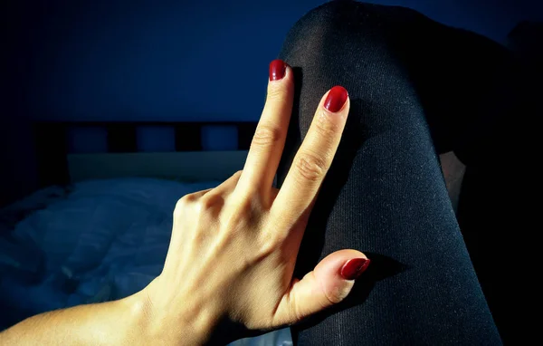 Žena s červenými nehty v černých punčochách — Stock fotografie