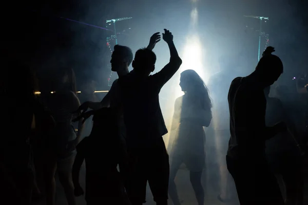 Ihmiset tanssivat siluetti yökerho disco yö — kuvapankkivalokuva