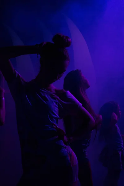Mujer rusa bailando en la discoteca — Foto de Stock