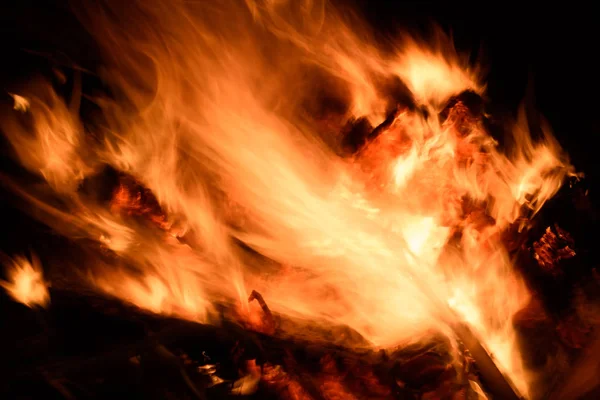 Бурхливого спалювання вогню з розмитим полум'ям — стокове фото