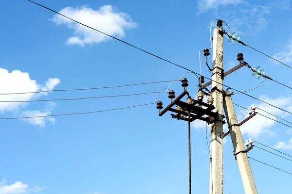 Alte Strommasten und Kabel — Stockfoto