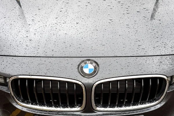 Capota e chuva do carro BMW — Fotografia de Stock