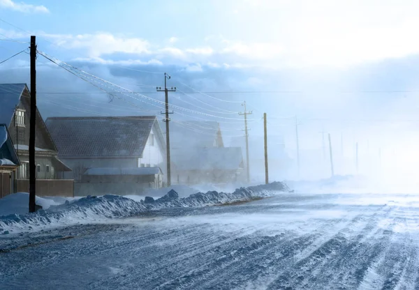 Vinter storm och snö på landsbygden Village Street — Stockfoto