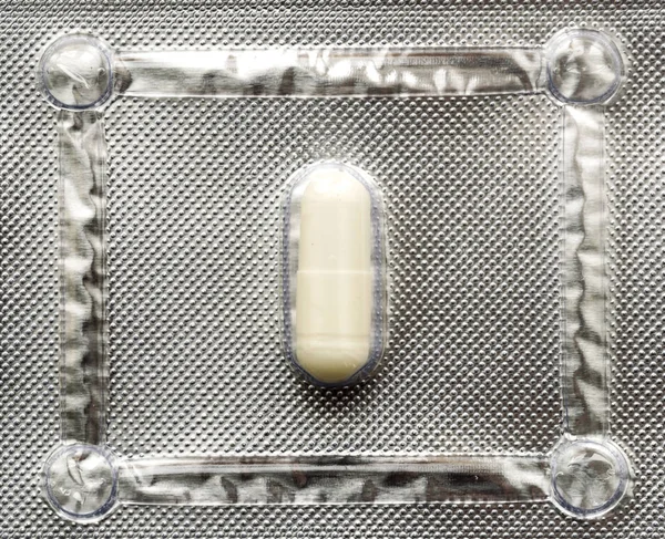 Píldora médica única en envoltura de lámina —  Fotos de Stock