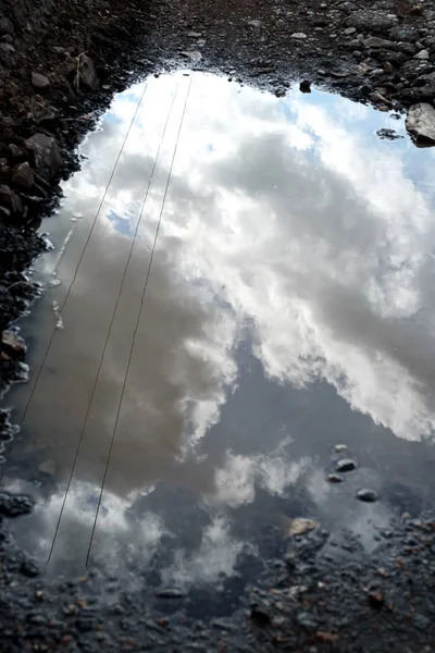 Pothole umplut cu apă în drum — Fotografie, imagine de stoc