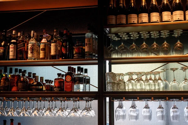 Алкоголь на дисплее в баре — стоковое фото