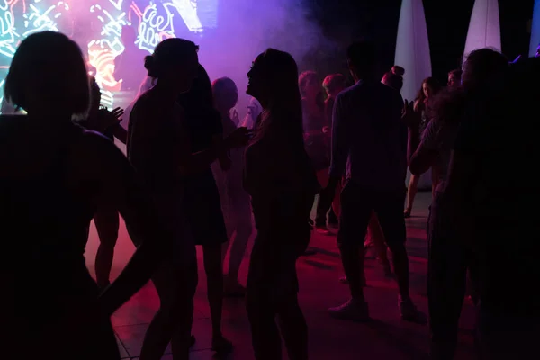 Russische Touristen tanzen Nachtclub — Stockfoto