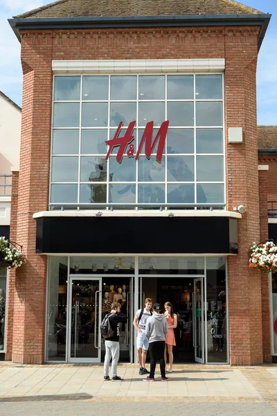 H & M-myymälä Colchesterissa — kuvapankkivalokuva