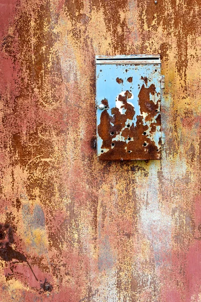 Antiguo buzón de metal oxidado abandonado — Foto de Stock