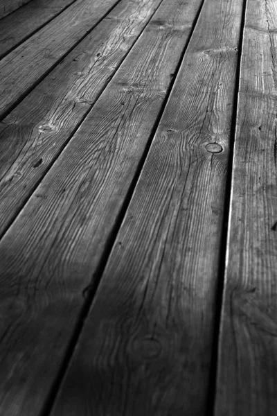Деревянные доски на черно-белом текстурированном фоне — стоковое фото