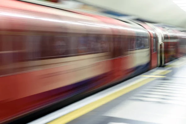 Wazig beweging van de Londense metro Tube Train — Stockfoto