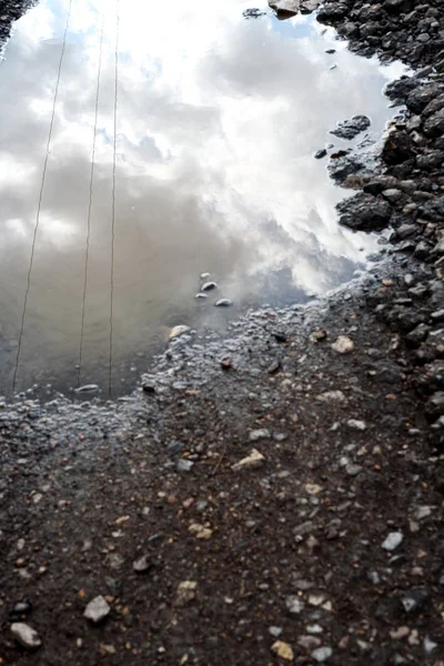 Pothole cheio de água na estrada — Fotografia de Stock