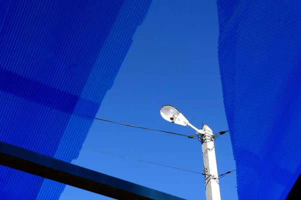 Urban Streetlight i złamane niebieski plastik akrylowy Perspex — Zdjęcie stockowe