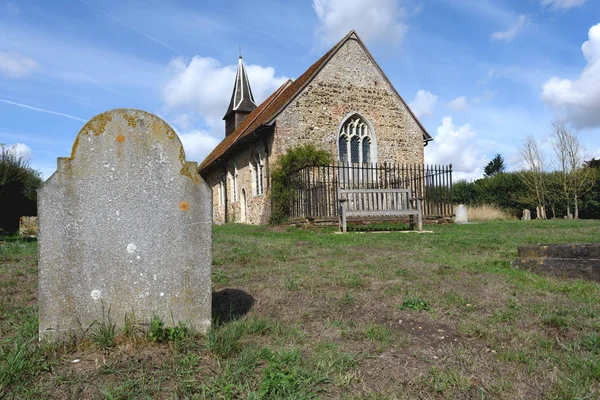 Piedra de tumba e iglesia desconocidas en el cementerio — Foto de Stock