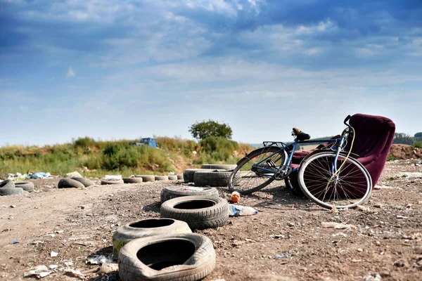 오래된 자전거 및 매립지 쓰레기 쓰레기 사이트 — 스톡 사진