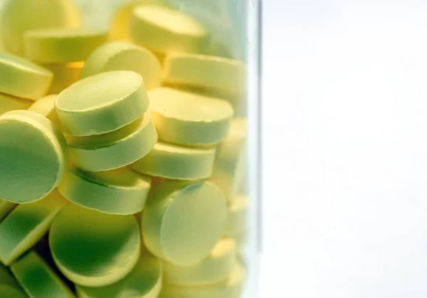 Comprimidos amarillos en botella de vidrio —  Fotos de Stock