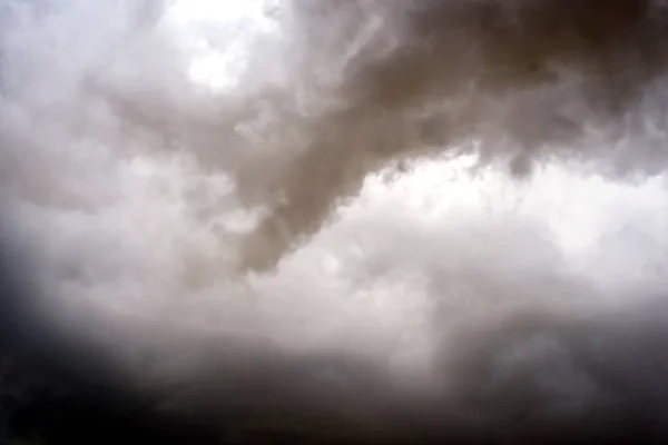 Dunkle Gewitterwolken — Stockfoto