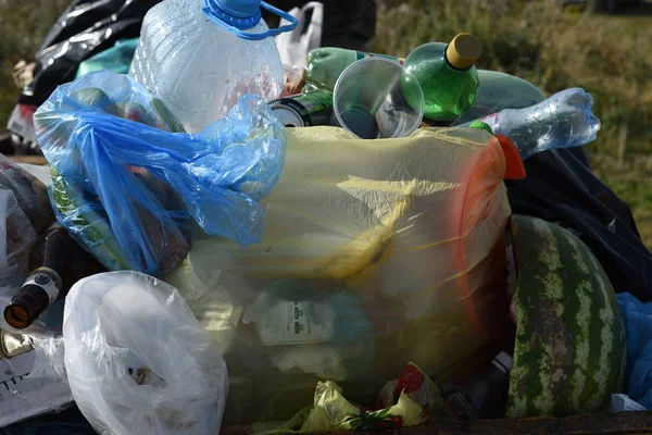 Σακούλες σκουπιδιών σε πλαστική ύλη και κάδο — Φωτογραφία Αρχείου