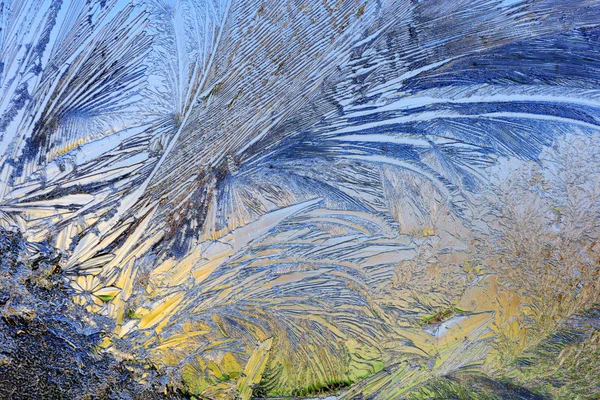 Patrones de hielo de invierno y un cielo azul — Foto de Stock