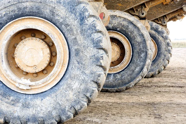 Автомобильные шины Earthmover Machine Work — стоковое фото