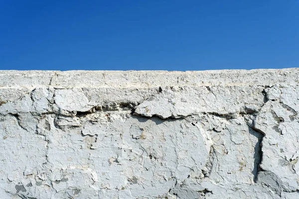 Beyaz Flaking duvar ve mavi gökyüzü — Stok fotoğraf