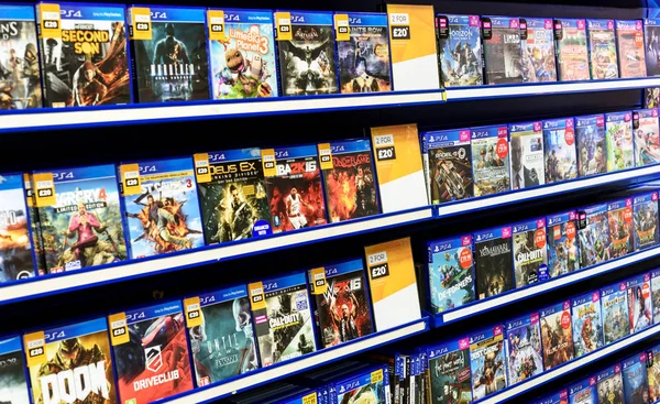 Pilhas de videogames PS4 em uma loja de jogos — Fotografia de Stock