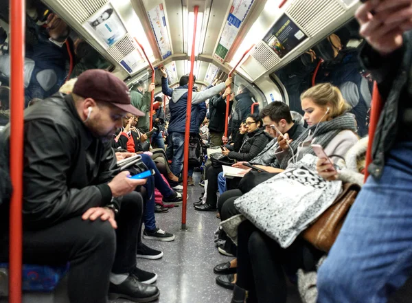 Mensen op een Londense metro buis trein — Stockfoto