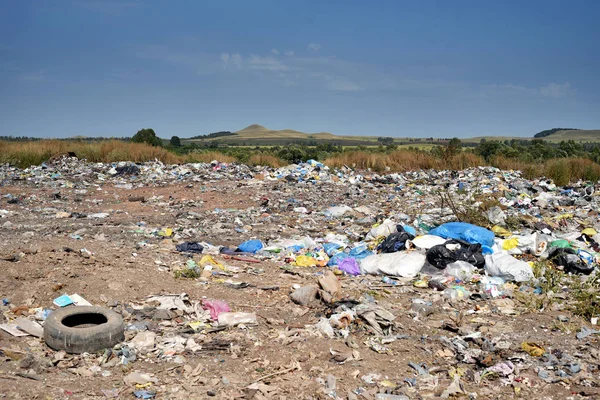 Lugar de vertedero de basura en la naturaleza — Foto de Stock