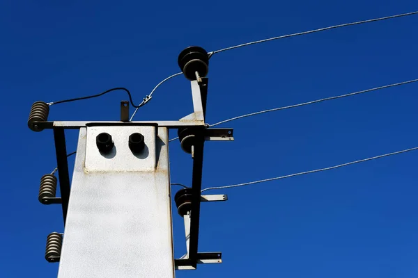 Mastmontierte Schaltanlage mit blauem Himmel — Stockfoto