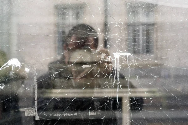 Adam Kırık Pencerede Yansıma Ile Akıllı Telefon Kullanarak Selfie Yapma — Stok fotoğraf