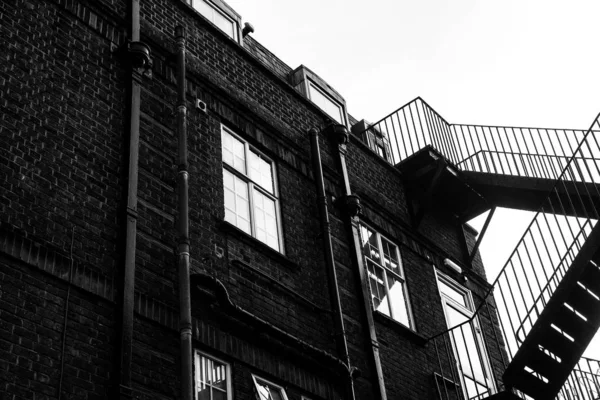 Черно-белая внешняя металлическая лестница — стоковое фото