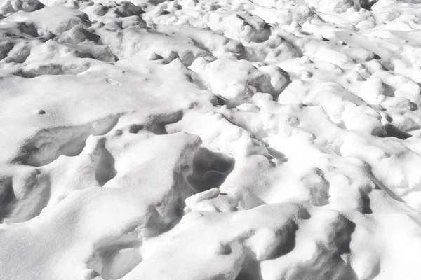 Ποδοπατημένα μοτίβα χιονιού στο χειμώνα του ήλιου — Φωτογραφία Αρχείου