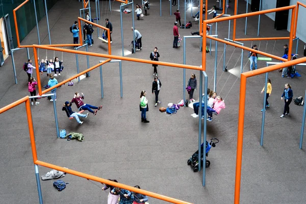 Dzieci bawią się w Tate Modern Art instalacji — Zdjęcie stockowe