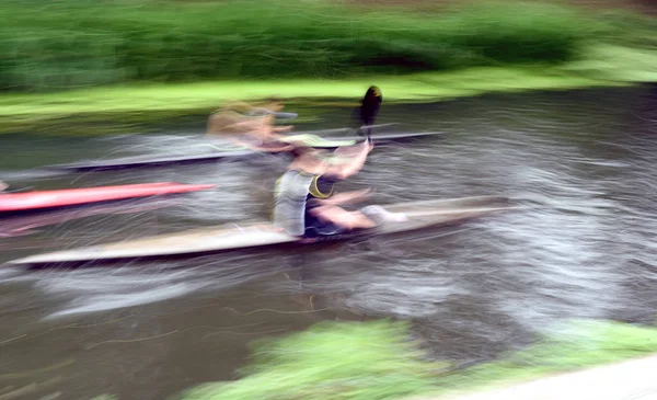 Ruderer auf einem Fluss verschwommene Bewegungsgeschwindigkeit — Stockfoto
