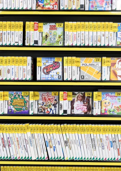 Rangées de jeux vidéo d'occasion dans un magasin de jeux — Photo