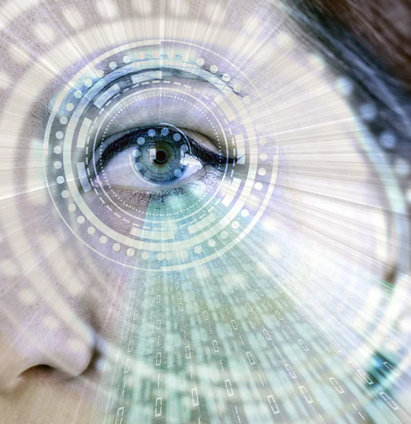 Olho de mulher de aumento de retina com efeitos digitais — Fotografia de Stock