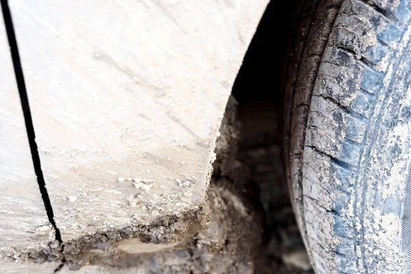 Muddy coche rueda arco y neumático — Foto de Stock