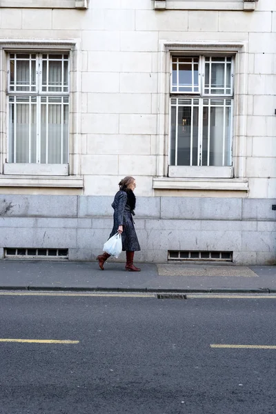 Iki pencere arasında yürüyen kadın — Stok fotoğraf