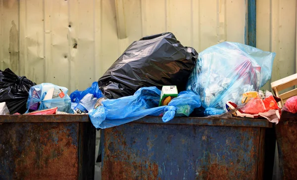 Tempat Sampah Logam Penuh Sampah — Stok Foto