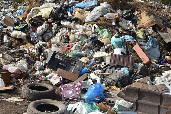 Szemét hulladéklerakó a természetben — Stock Fotó