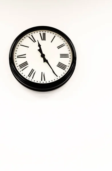 Uhr an weißer Wand — Stockfoto