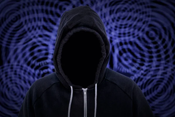 Computadora con capucha Hacker Criminal con código binario — Foto de Stock