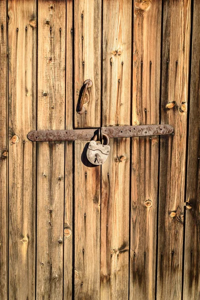 Cadeado vintage de metal na textura de madeira envelhecida — Fotografia de Stock