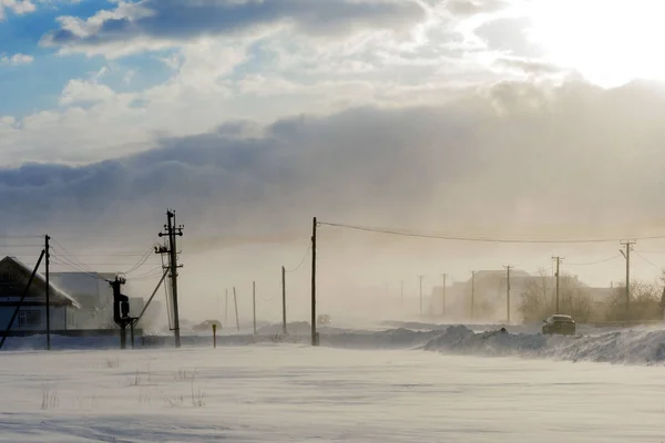 Vinter storm och snö på landsbygden Village Street — Stockfoto