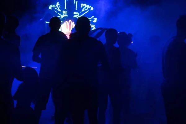 Menschen tanzen Silhouette Nachtclub Disco Nacht — Stockfoto