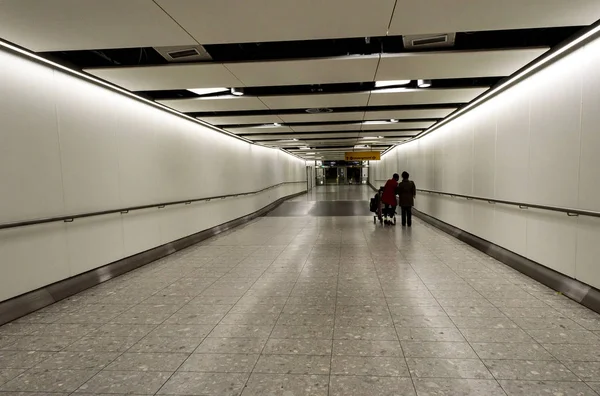 Deux personnes perdues dans le métro de Londres — Photo