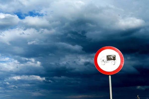 Lorry Road Sign and Overcast Sky — Stock Image Lorry Road Sign and Overcast Sky Royalty Free Stock Photos